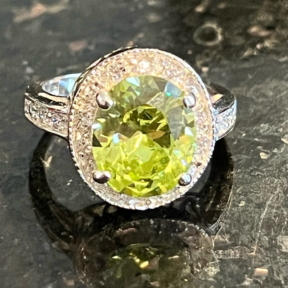 Green faceted oval and clear cubic zirconia elegant ring size 7, NWOT
